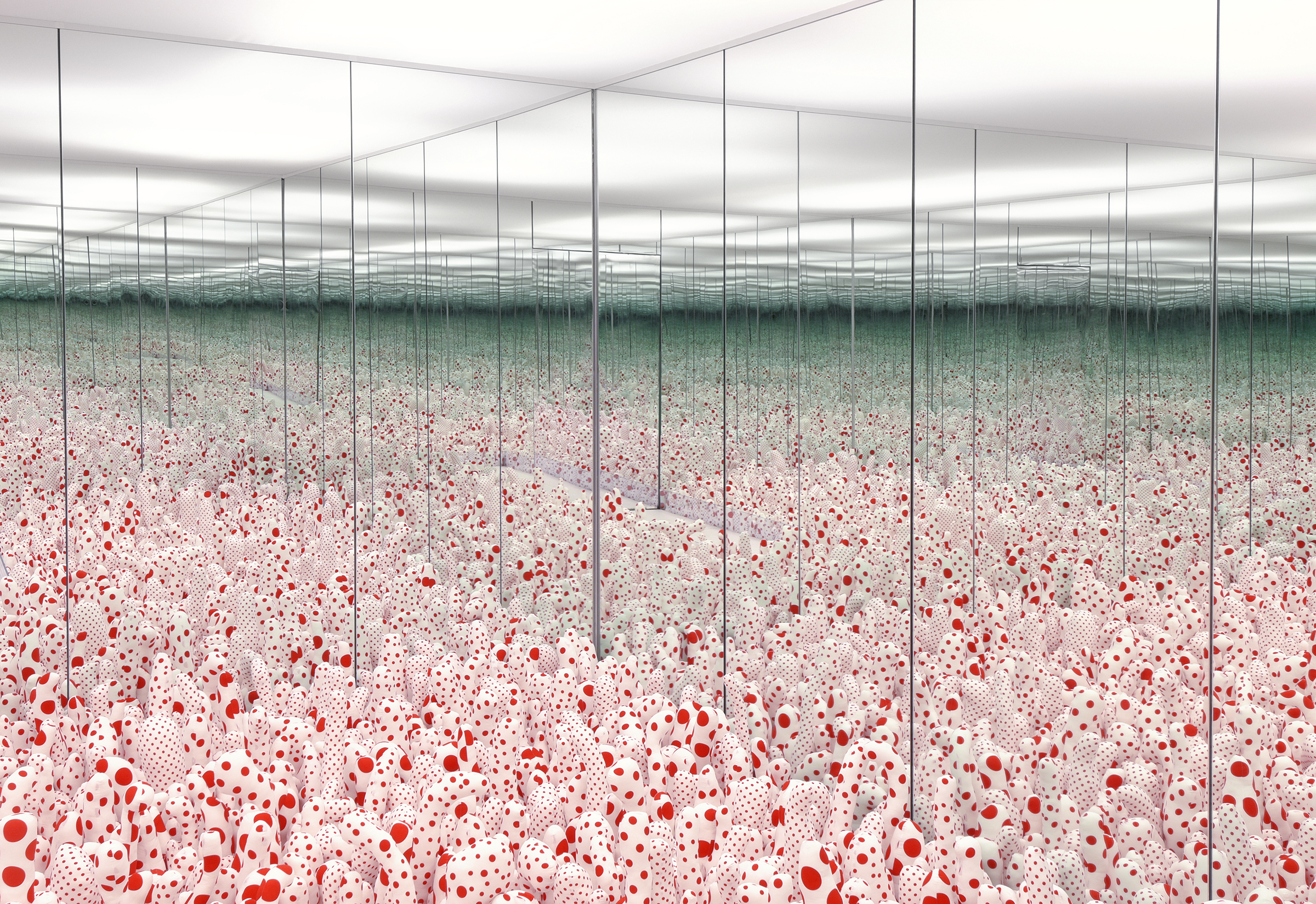 Kusama_Infinity_Mirrored_Room_Phallis_Field_Floor_Show_installation.jpg