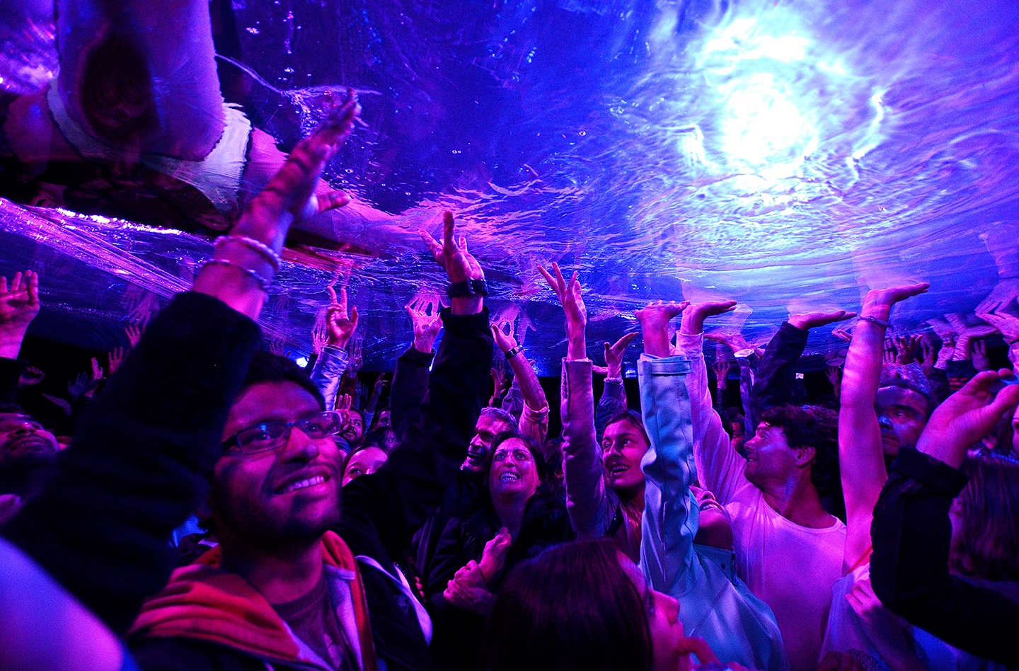 thebetterplaces_fuerzabruta_buenosaires_pool_people.jpg