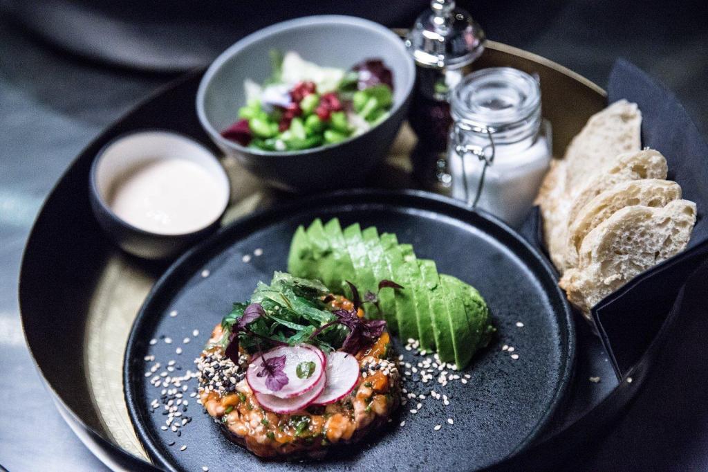 BURGERS, BOWLS AND HIGHBALLS: BOTANIC DISTRICT IN HAMBURG
