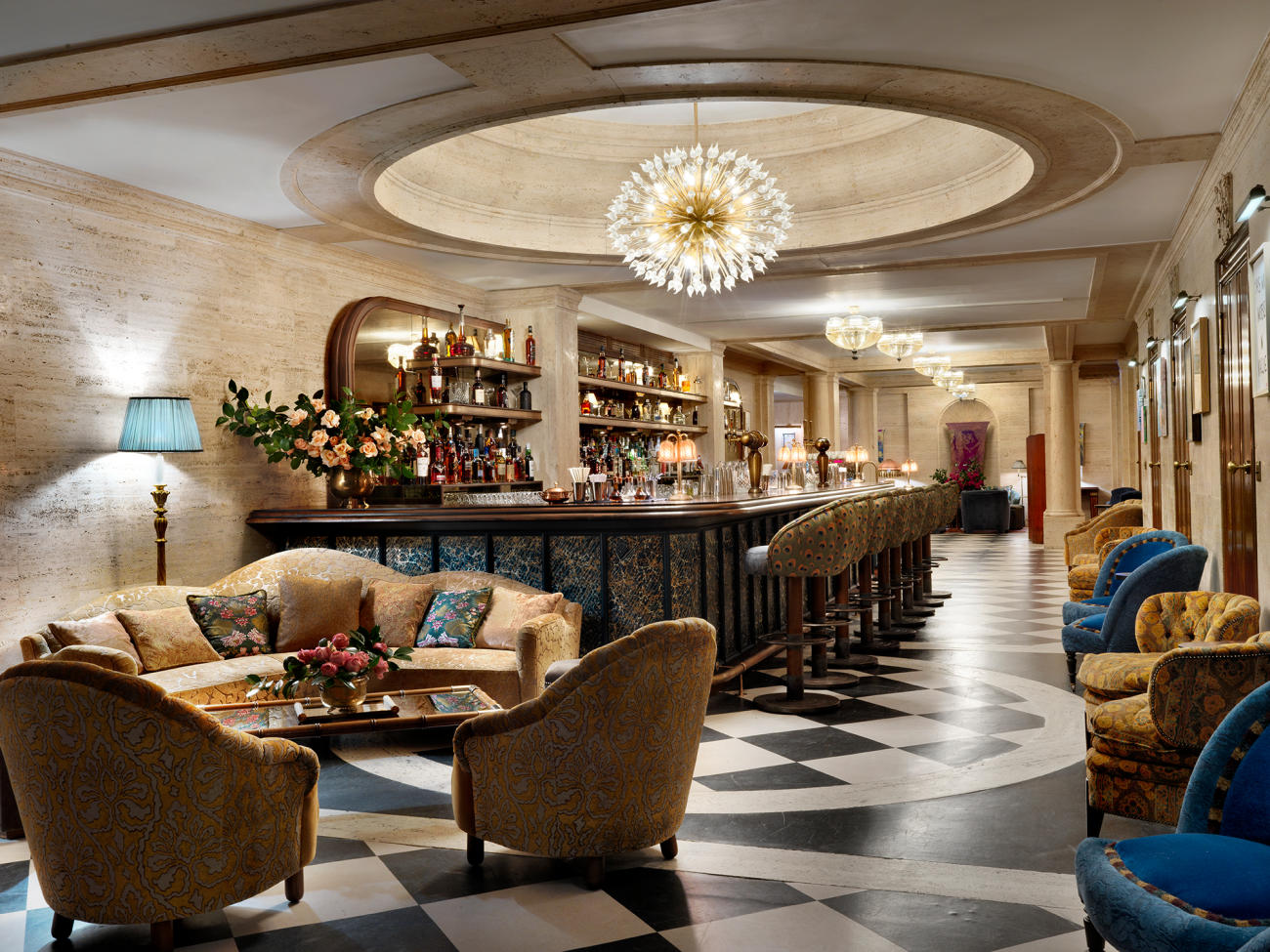 the-better-places-new-hotel-london-soho-house-the-ned-schoeller-jessie-vonbronewski-gloria-schoeller-helena-reiseblog-travel-blog171205_SH_TN_TheLongBar_0048v2_LowRes