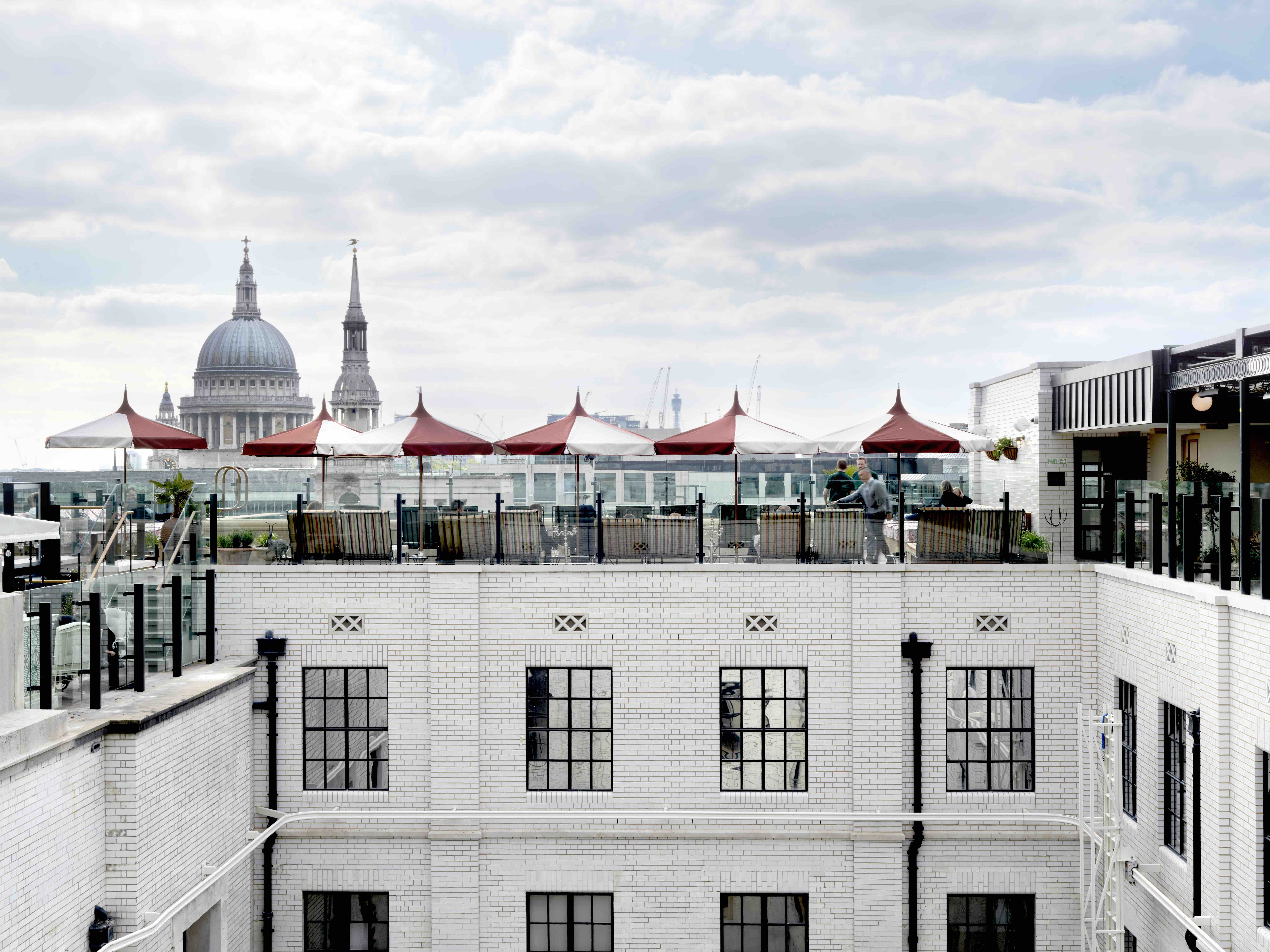 the-better-places-new-hotel-london-soho-house-the-ned-schoeller-jessie-vonbronewski-gloria-schoeller-helena-reiseblog-travel-blogCopyright The Ned Roof 170509 SB HR 01 Kopie