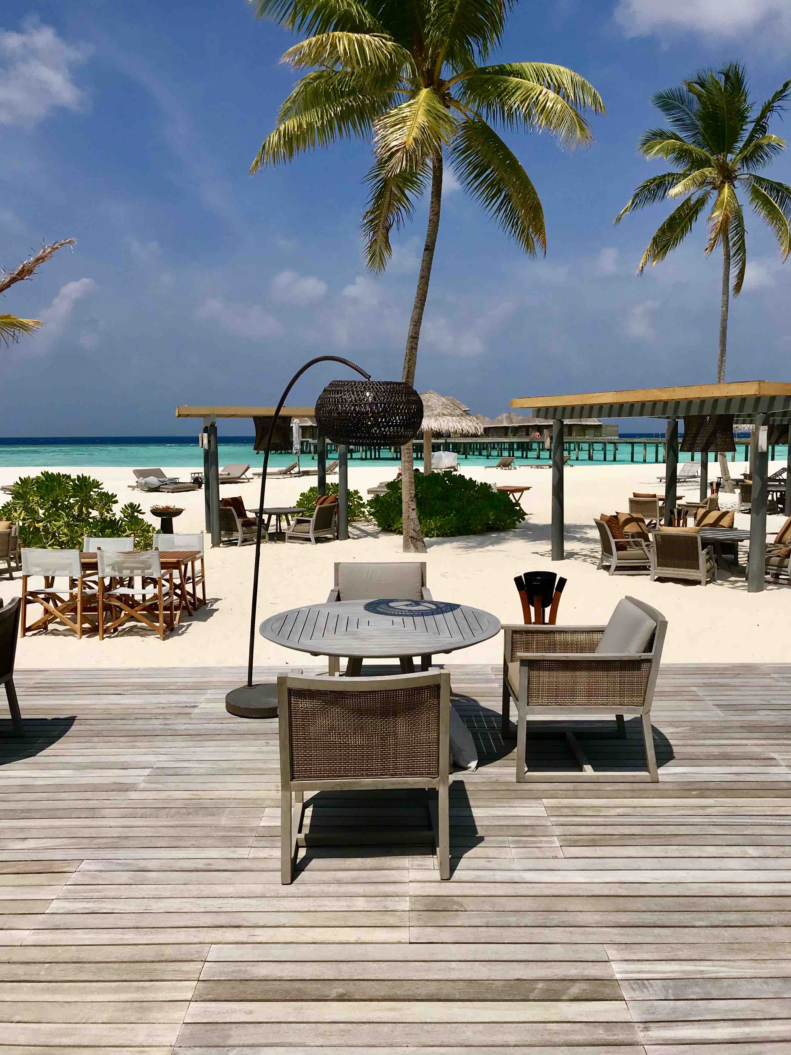 thebetterplaces_maldives_vakkaru_honeymoon_restaurant.jpg
