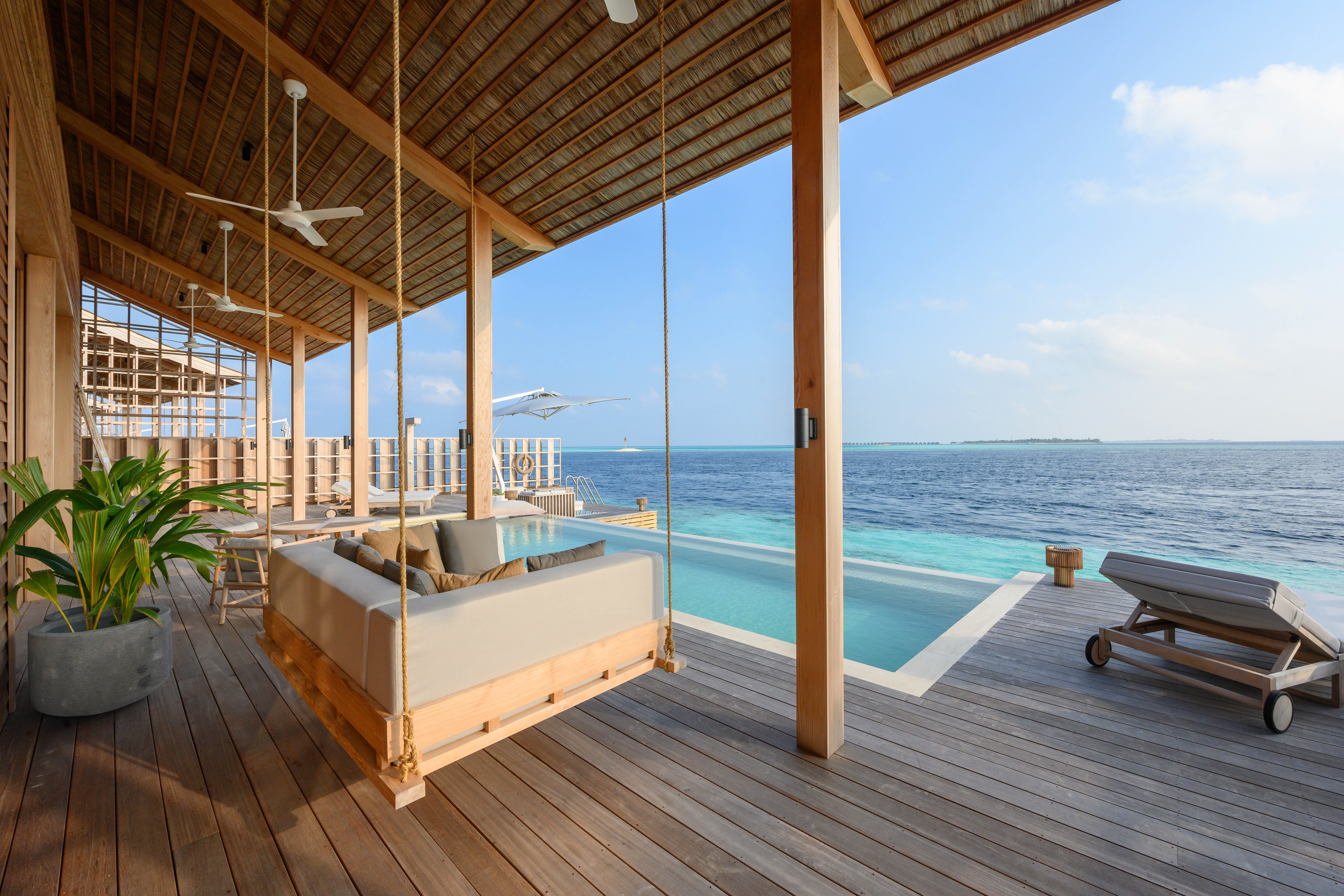 Thebetterplaces_maldives_stopoverreisen_travelagent.jpg_island_hotel_water.jpg